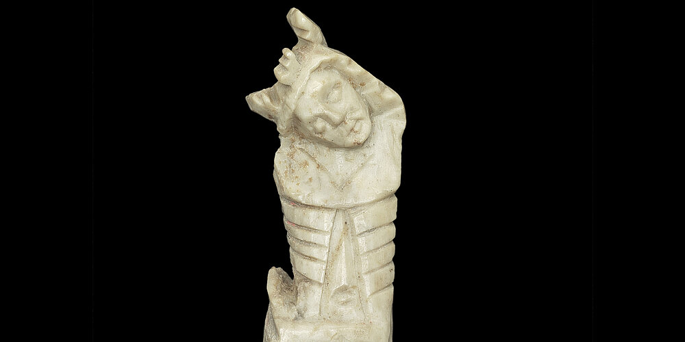 Geschnitzte Christusfigur mit schief gelegtem Kopf aus Knochen vom Marienhof.
