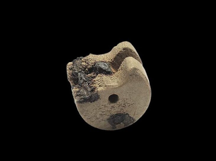 Zylinderförmiges Objekt aus Knochen und Eisen mit Einkerbung zum Einlegen einer Bogensehne, so genannte Nuss einer Armbrust